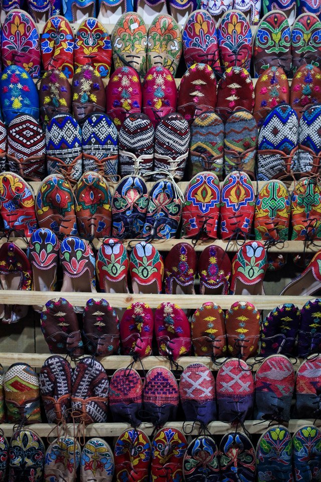 Zapatos bordados, artesanias de Fez, Marruecos.