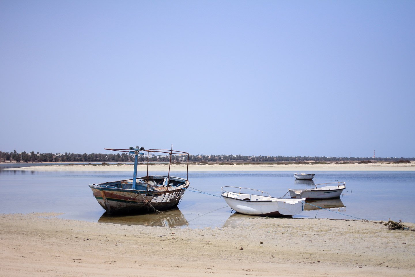 Botes en las playas de isla de Djerba, Túnez.