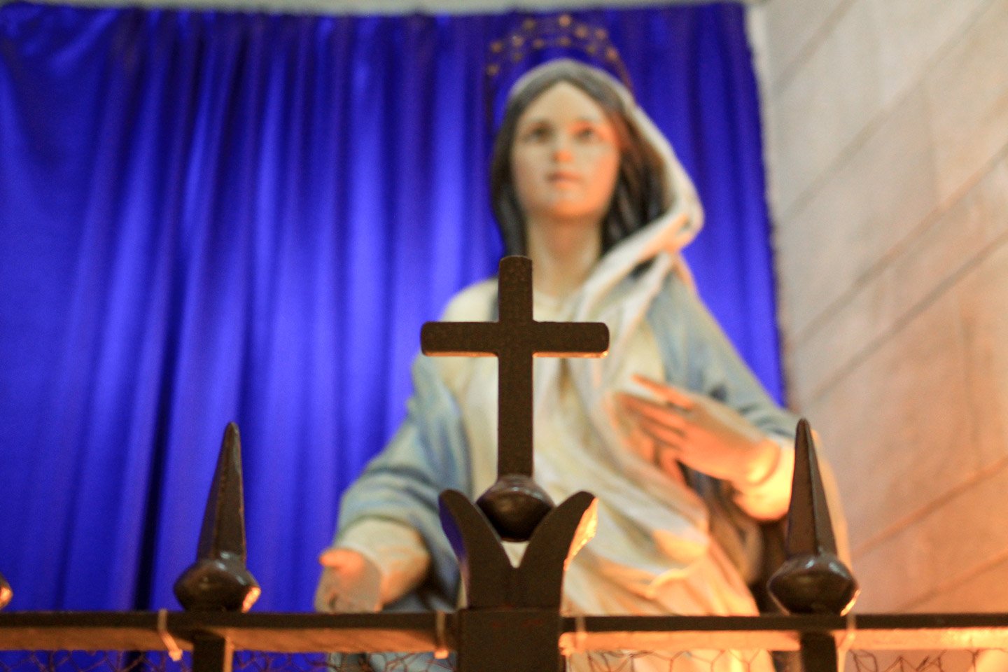Detalle de la Cruz y la Virgen María en Nazaret, Israel.